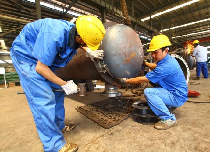 长江石化工人正在操作机器2002年,黄知礼承包的昌发容器厂改制为